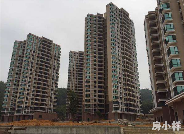 小產(chǎn)權(quán)房沒有房產(chǎn)證，那么購買小產(chǎn)權(quán)房合法嗎？