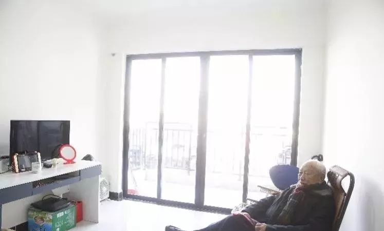 已經入住的村民在一期回遷房樓下遛娃