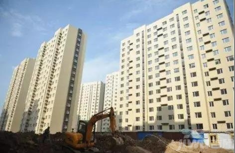 小區最南邊有連起來的一棟南北朝向的板樓