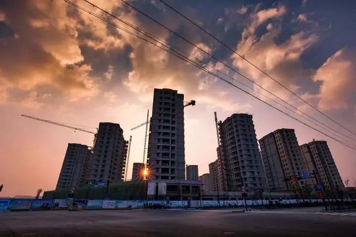 圖為二道區某回遷小區居民樓外墻