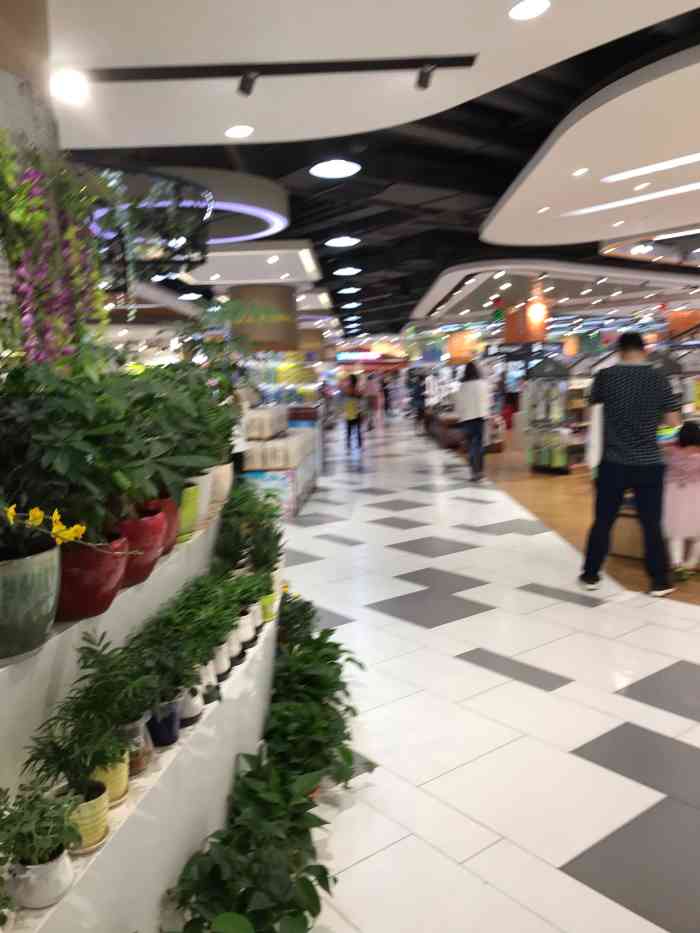 本項目把千翠湖一線湖景景觀融入小區