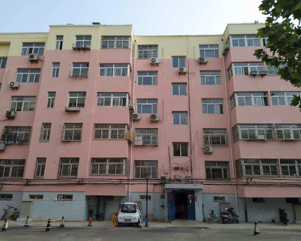 小區(qū)崗?fù)ぬ幰呀?jīng)放置了搬家登記表