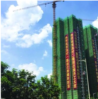 在回遷房的大門(mén)口處還設(shè)置了老人活動(dòng)中心